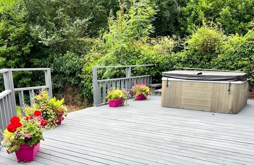 Burton on Trent House | 5br-10guests-hottub-parking-garden-patio