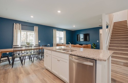 Wilmington House | 5BR/3B, Sleeps 13, Pets+, Garage - Blue