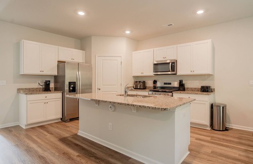 Wilmington House | 5BR/3B, Sleeps 13, Pets+, Garage - Blue