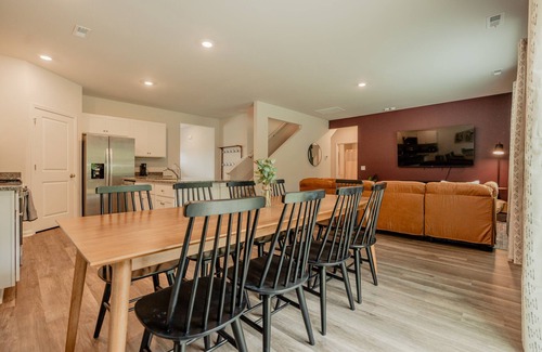 Wilmington House | 5BR/3B, Sleeps 13, Pets+, Garage - Maroon