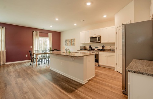 Wilmington House | 5BR/3B, Sleeps 13, Pets+, Garage - Maroon