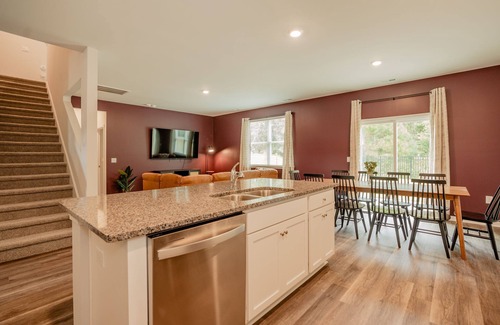 Wilmington House | 5BR/3B, Sleeps 13, Pets+, Garage - Maroon