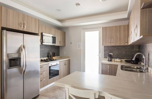 Washington Villa | 5BR 3BA Townhouse @ WASHINGTON w/KING BEDS & POOL