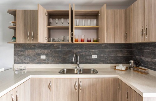 Washington Villa | 5BR 3BA Townhouse @ WASHINGTON w/KING BEDS & POOL