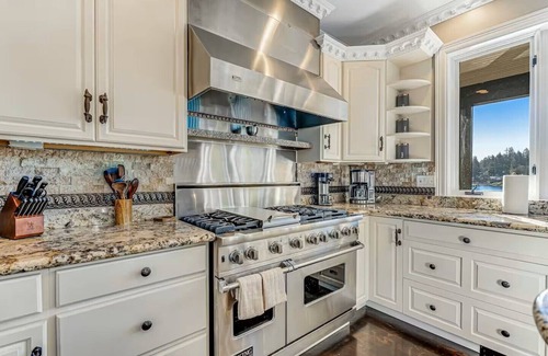 Lakewood House | 5BR 4BA - Waterfront, Hot-tub, Pool table, Kayaks, Fire tables. luxeatlouise.com