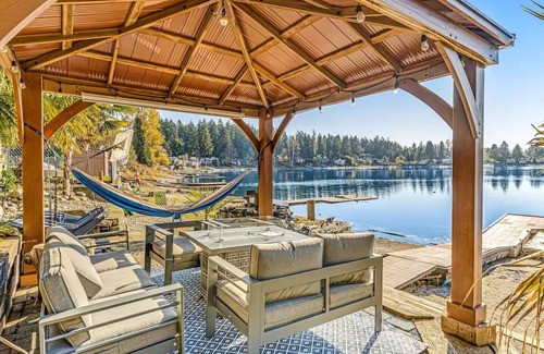 Lakewood House | 5BR 4BA - Waterfront, Hot-tub, Pool table, Kayaks, Fire tables. luxeatlouise.com
