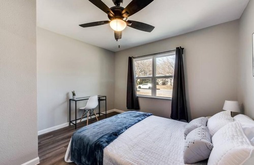 Haltom City House | 5BR-A/C-Full Kitchen-Smart TV-Backyard-Parking-BBQ