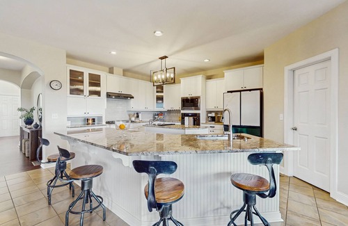 Talking Rock Cabin | 5BR and 3.5BA cottage w/porch, access to shared infinity pool & hot tub