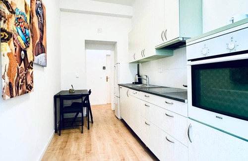 Rudolfsheim-Funfhaus Apartment | 5BR Apt. Ideal for Groups; 7- Min to Westbahnhof