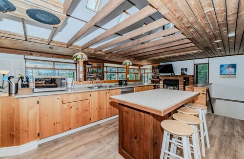 Muskoka Lakes Cottage | 5BR Family Lakefront Cottage, Walk to Bala!