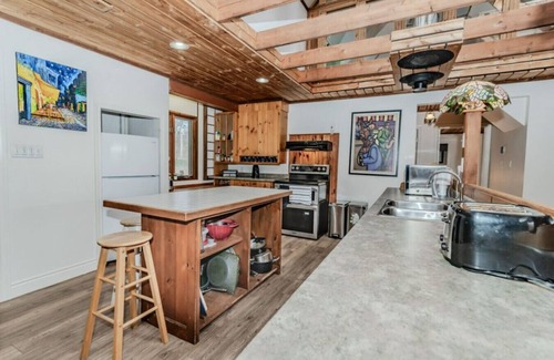 Muskoka Lakes Cottage | 5BR Family Lakefront Cottage, Walk to Bala!