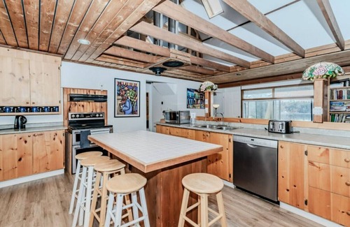Muskoka Lakes Cottage | 5BR Family Lakefront Cottage, Walk to Bala!