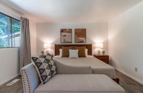 Grass Lawn House | 5BR Gem Walk to Microsoft and Near Redmond DT