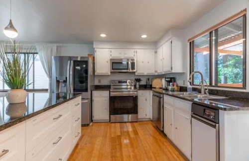 Grass Lawn House | 5BR Gem Walk to Microsoft and Near Redmond DT