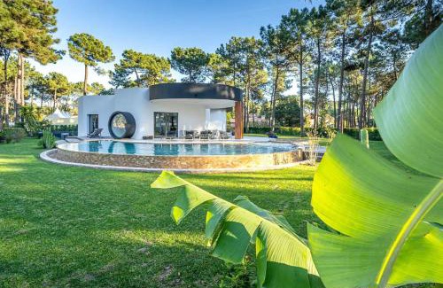 Charneca de Caparica e Sobreda Villa | 5br Golf & Pool Villa in Caparica | By Airnest
