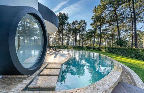 Charneca de Caparica e Sobreda Villa | 5br Golf & Pool Villa in Caparica | By Airnest