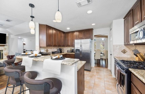 Willow House | 5BR Half-Acre Getaway–Heat Pool,Hot Tub,EV Charger