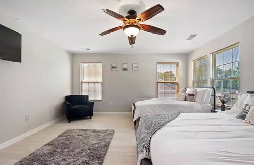 Central Newport News House | 5BR home near BuschGardens & CNU/Pool Table