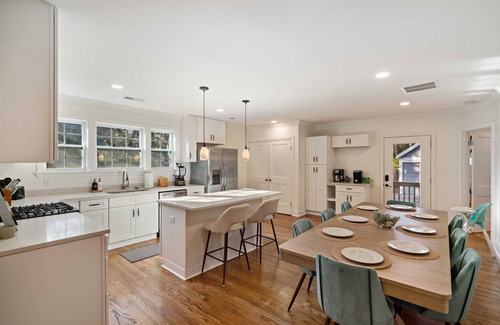 Joffre House | 5BR | Hot tub & Pool table | Mins to Beale