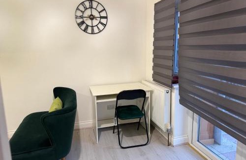 Redbridge House | 5BR House, Free Parking offA12, Contractor, Big Families, Relocation