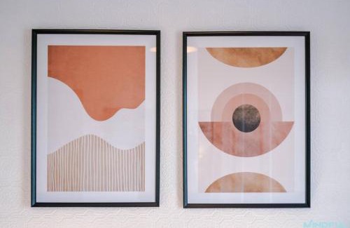 Pontefract House | 5BR House, Sleeps 10 guests - Free Parking - Business & Contractor Stays