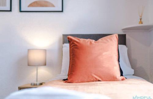 Pontefract House | 5BR House, Sleeps 10 guests - Free Parking - Business & Contractor Stays