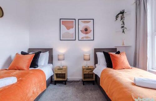 Pontefract House | 5BR House, Sleeps 10 guests - Free Parking - Business & Contractor Stays