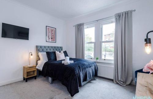 Pontefract House | 5BR House, Sleeps 10 guests - Free Parking - Business & Contractor Stays