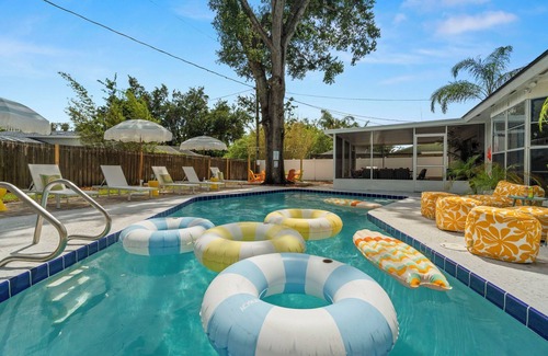 Brandon House | 5BR~Huge Backyard~Minigolf~Heated Pool~Outdoor Projector~Gameroom~FIOS WiFi