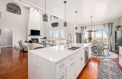 Hudson Villa | 5BR King’s Retreat Grand Villa w/Patio + Views