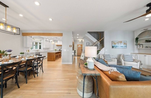 Macon House | 5BR Luxe Lakefront: Spa, Kayaks, Pickleball, Dock