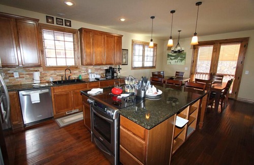 Fraser House | 5br Luxury Mountain Home Sleeps 16: Hot Tub, Game Room, Free Ski/town Shuttle