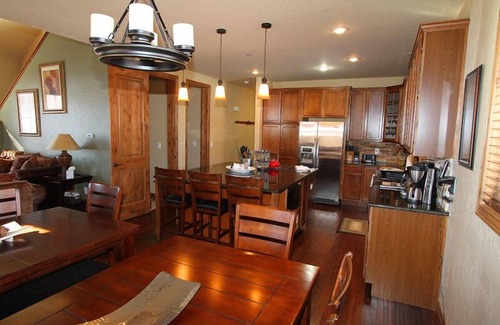 Fraser House | 5br Luxury Mountain Home Sleeps 16: Hot Tub, Game Room, Free Ski/town Shuttle