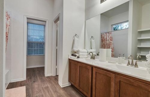 Richwood Villa | 5BR Luxury Sleeps 10 Lake Jackson
