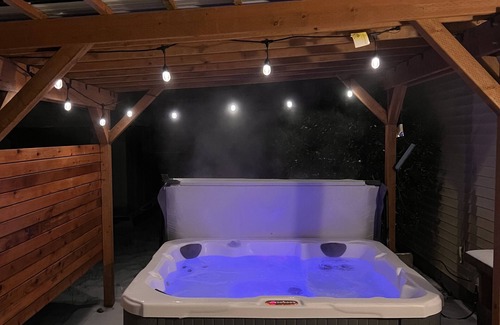 Vancouver House | 5BR Modern Home w/ Hot Tub PDX