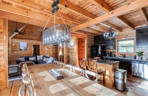 Epworth Cabin | 🌟5BR Modern Mountain Top Retreat🌟Spa & Firepit🎮Million Dollar View🌄Gigabit📶