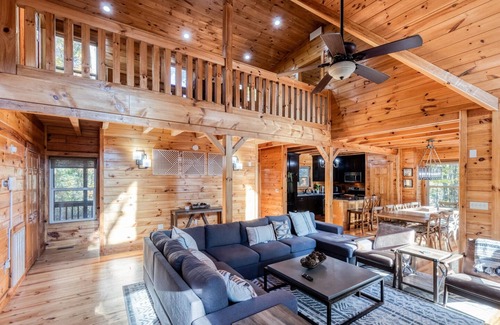 Epworth Cabin | 🌟5BR Modern Mountain Top Retreat🌟Spa & Firepit🎮Million Dollar View🌄Gigabit📶