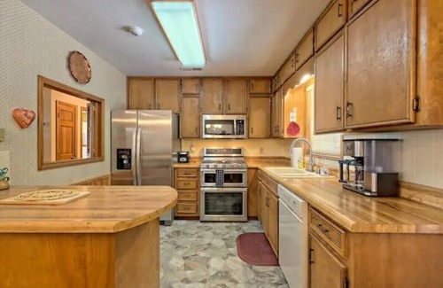 Franklin House | 5BR Mountain Retreat Stunning Views Dual Kitchens Family & Friends Escape