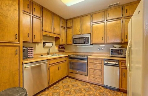 Franklin House | 5BR Mountain Retreat Stunning Views Dual Kitchens Family & Friends Escape