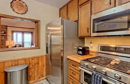 Franklin House | 5BR Mountain Retreat Stunning Views Dual Kitchens Family & Friends Escape