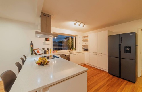 Avonhead House | 5BR Retreat – Garden & Deck Near Airport