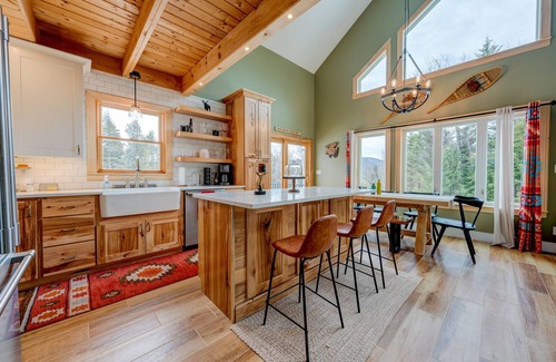 Stratton House | 5BR Retreat w/Hot Tub - Sleeps 12 in Stratton