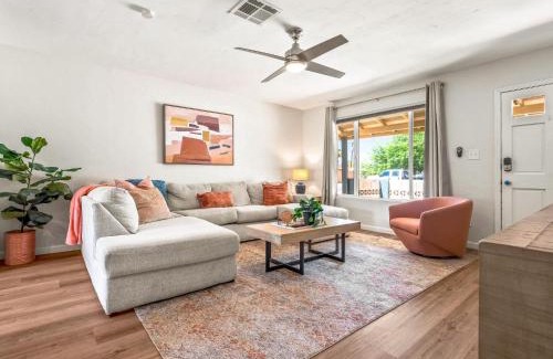 Sunset House | 5BR Sleeps 10 Hot Tub Fire Pit Games & Walk to ASU