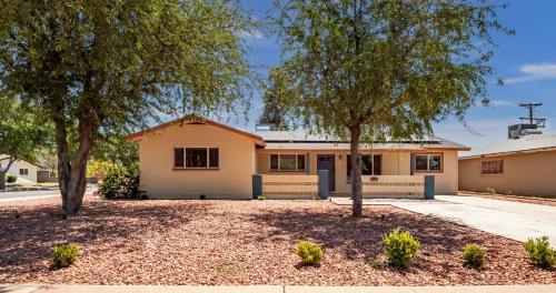 Sunset House | 5BR Sleeps 10 Hot Tub Fire Pit Games & Walk to ASU