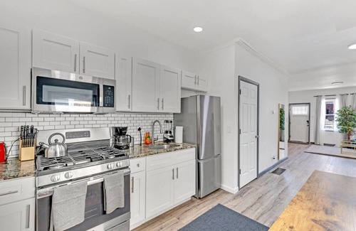 North Philadelphia East House | 5BR | Sleeps 14 | Street Parking | 10 min to DT