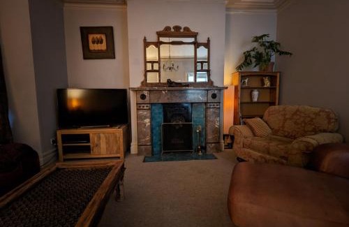 Brislington House | 5BR townhouse Arnos Court Villa Bristol w parking