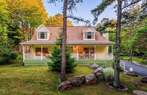 Briar Crest Woods Villa | 5mi to Big Boulder Hot tub Patio Firepit Fast WiFi