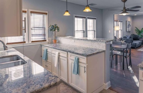 Rockford Apartment | 5min to DT | Pets | Free Parking | Smart TV | Desk