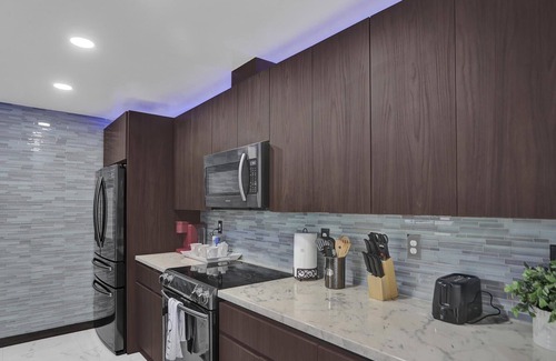 Driftwood House | 5Min to HardRock|NearBeach|Salt Water pool