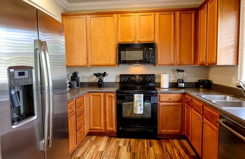 Umstead House | 5min to the airport! King Bed Suite in the heart of Brier Creek